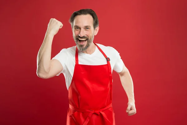 Multitasking är kockar spel. Kock med skägg och mustasch röd bakgrund. Man mogen koka poserar matlagning förkläde. Fina recept. Idéer och tips. Chief cook och professional kulinariska. Laga mat hemma — Stockfoto