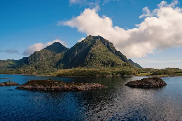 Hay que ver las atracciones naturales. Los fiordos y los tranquilos parques nacionales destacan las cualidades serenas de Norways. Los fiordos se asemejan aún a lagos azules, pero consisten en brazos de mar prolongados y de agua salada. Símbolo de Noruega — Foto de Stock