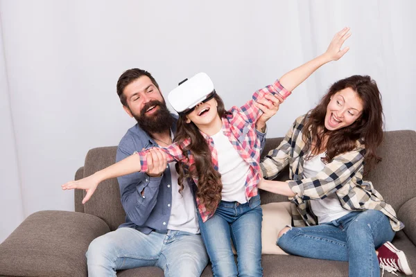 Bâtir l'avenir de vos enfants. J'apprécie votre soutien. La petite fille utilise des lunettes vr. soutien de la mère et du père. Confiance et soutien. La famille. Bonne famille. homme et femme barbus. fille vie future. Vr — Photo