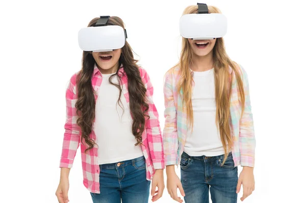 Educação virtual. As crianças usam hmd explorar realidade virtual ou aumentada. Tecnologia futura. As raparigas interagem com a realidade cibernética. Jogar jogo cibernético e estudo. Educação moderna. Tecnologias de educação alternativa — Fotografia de Stock