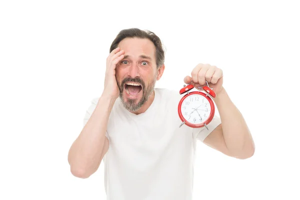 Lundi encore. Un homme tient le réveil à la main. Le mec barbu homme mûr s'inquiète du temps restant jusqu'au travail. Gestion du temps et discipline. Ponctualité et responsabilité. Homme avec horloge sur fond blanc — Photo