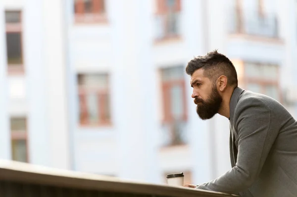 Een heerlijke manier om te beginnen zijn dag. Zakenman in hipster stijl afhaalmaaltijden koffie houden. De beste tijd van dag te drinken koffie. Hipster met papier kop lopen in de stad. Bebaarde man genieten van koffie in de ochtend — Stockfoto