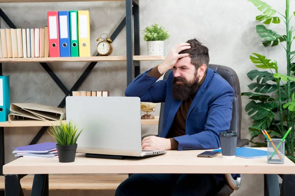 Conflicto de negocios. Oh, no. Empresario en traje formal. Hombre seguro de usar el ordenador portátil y el teléfono inteligente. Lugar de trabajo del jefe. Un hombre barbudo en un conflicto de negocios. conflicto de problemas. conflicto de intereses . —  Fotos de Stock