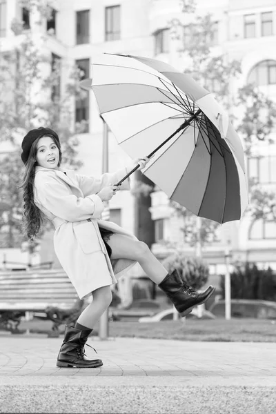 Mantenha a temporada de outono positivo. Colorido queda acessório influência positiva. Maneiras de alegrar o seu humor de outono. Menina criança cabelo longo pronto encontrar o tempo de outono com guarda-chuva. Acessório colorido de humor alegre — Fotografia de Stock