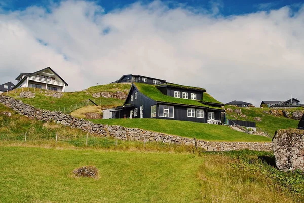 Torshavn, Danimarka engebeli arazide evler. Çevre dostu binalar bulutlu gökyüzü üzerinde doğal peyzaj üzerinde. Mimarlık ve tasarım. Ekoloji ve çevre. Yaz tatili kırsal kesimde — Stok fotoğraf