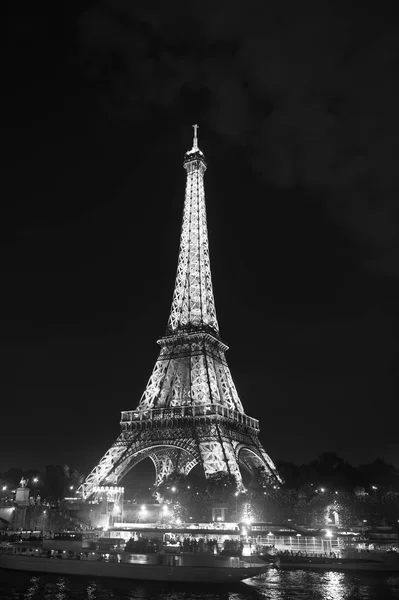 Paris, França - 23 de setembro de 2017: ícone de paris. Torre Eiffel no céu noturno. Viajar para França. Imagine viajar ao longo do Sena e em pé no topo da Torre Eiffel. Onde as emoções te levam — Fotografia de Stock