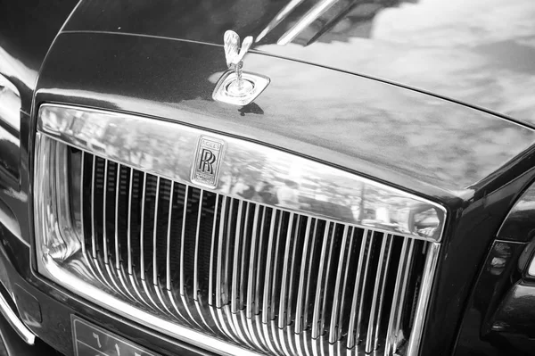 Luxus-Supercar rollt royce rollt-royce Geist blau und gold Farbe auf der Straße in Paris geparkt. Roll Royce Roll-Royce ist berühmt teure Automarke Auto — Stockfoto
