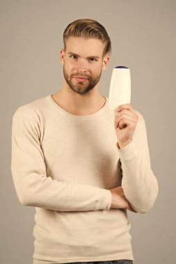 Bu şampuan deneyin. Erkek saç modeli şişe hijyenik ürün gri arka plan tutar. Saç yükselterek sorunu ile anlaşma yağcılık ve kırılması gibi. Ağır yağlı görünümü kaçınarak daha doğal saç göz