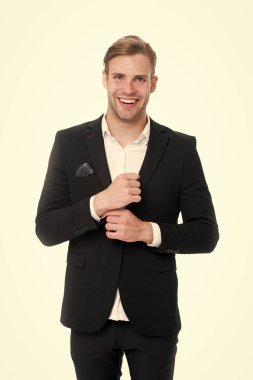 Profesyonel kıyafet. Adam mutlu iyi izole beyaz arka plan resmi elbiseli bakımlı. Erkek moda kavramı. İşadamı beyefendi profesyonel takım elbise giymiş. Erkek takım elbise için iş kıyafet demek