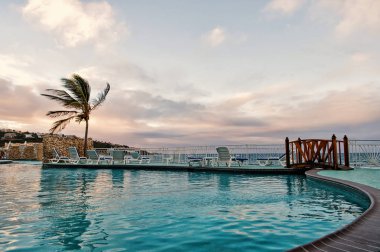 Philipsburg, sint maarten Deniz Manzaralı Havuzu. Akşam gökyüzü altında mavi su Yüzme Havuzu. Caribbean Beach Tatil. Yolculuk tutkusu, seyahat ve gezi