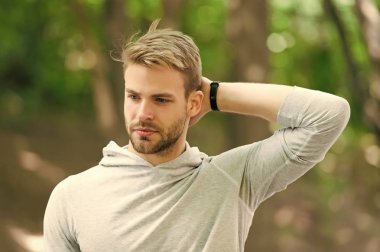 Terleme önleyicisinden emin bir adam. Adam kuru koltukaltını temiz kıyafetlerle kontrol ediyor. Antrenmandan sonra sporcu terlemeyi önlemekten memnun. Engelle, terlemeyi azalt. Terleme. Deodorant işe yarıyor.