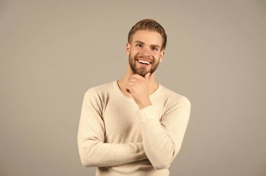 Ben bu fikri seviyorum. Adam gülen yüz, gri arka plan sakallı. Daha fazla tereddüt yok. Sakal tıraşsız adam adam yakışıklı ve bakımlı görünüyor. Saç modeli çözüm memnun ile adam sakallı