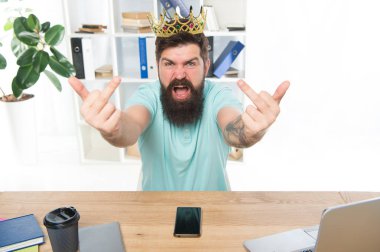 Cehenneme git. Agresif patron göstermek orta parmak hareketi bağırarak. Altın taç adam kibirli kaba patronuyla ofiste oturmak. Üstünlük ve kendine güven. Office kralı. İş yerinde, ciddi patron