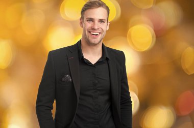 Kurumsal kıyafet. Mutlu resmi siyah takım elbise Festival arka plan bulanık. Rahat bir iş. Rahat bakmak profesyonel ortam ve şenlikli kurumsal etkinlikler için yapılmış. Kurum kültürü