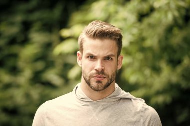 Sakallı, sakallı, sakalsız, doğal manzaralı bir maço. Temiz hava alan sakallı adam. Bir dakika ara veriyorum. Havalı bir şekilde. Sportif yakışıklı.