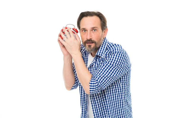 Ich bin nur einmal jung. Der reife Mann hört zu, wie die Uhr tickt. Reifer Mann mit mechanischer Uhr in der Hand. Reife Zeitnehmer mit analoger Uhr. Reifer Mann mit Wecker. Zeitmanagement — Stockfoto