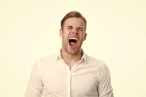 Explosão emocional. Homem gritando rosto camisa formal fundo branco. O homem grita ou bocejo mantém os olhos fechados. Cara com bocejos boca aberta ou gritando agressivamente copiar espaço — Fotografia de Stock