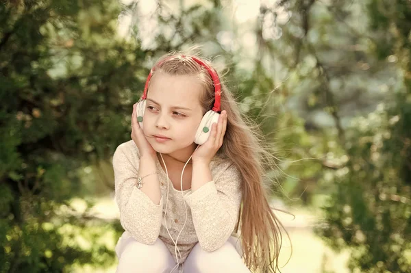 Nettes kleines Mädchen genießt Musik mit Kopfhörern — Stockfoto