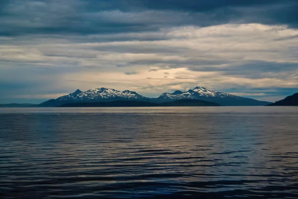 Море в Хаммерфест, Норвегия. Вечер морской пейзаж с горным побережьем под облачным небом. Морские путешествия. Приключения и открытия. Мбаппе и отпуск — стоковое фото