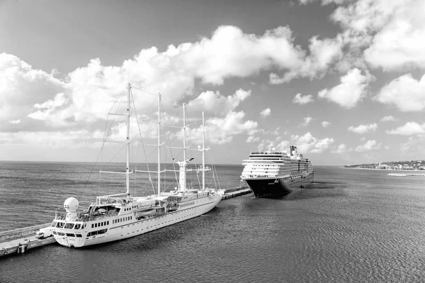 Philipsburg, sint maarten - 12 DEC 2015: Deniz suyu ve bulutlu gökyüzünde lüks yolcu gemileri. Yolcu gemileri rıhtımda duruyor. Yazın seyahat ve tatil. Büyük gemi ve yolcu gemisi. — Stok fotoğraf