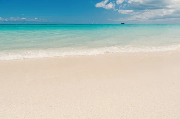 Isla deshabitada. Arena blanco nacarado reclamo tan fino como el polvo. Nubes cielo azul sobre la tranquila playa marina isla tropical. Playa paradisíaca tropical con arena. Expertos en viajes revelan Antigua mejores playas — Foto de Stock