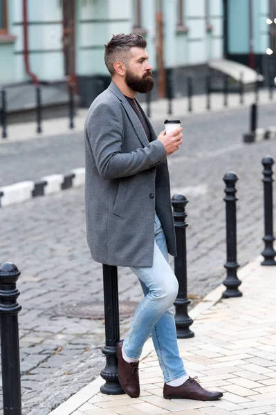 Biri sokakta bekleniyor. Adam hipster içki kahve kağıt bardak sakallı. İyi bakımlı işadamı kahve arası açık havada kentsel arka plan tadını çıkarın. Kahve zaman zevk. Yürümek ve taze sıcak kahve keyfini çıkarın — Stok fotoğraf
