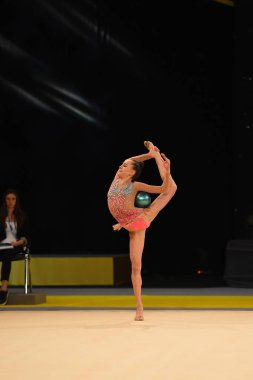 jimnastikçi kız gerçekleştirmek Ritmik Jimnastik Yarışması'nda