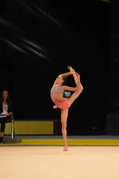 Chica gimnasta realizar en la competencia de gimnasia rítmica —  Fotos de Stock