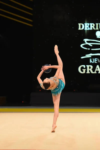 Turnerinnen treten bei Wettkampf der rhythmischen Sportgymnastik auf — Stockfoto