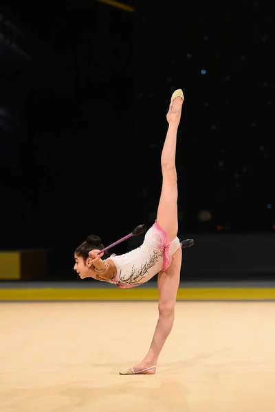 Jimnastikçi kız gerçekleştirmek Ritmik Jimnastik Yarışması'nda — Stok fotoğraf