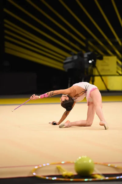 Chica gimnasta realizar en la competencia de gimnasia rítmica —  Fotos de Stock