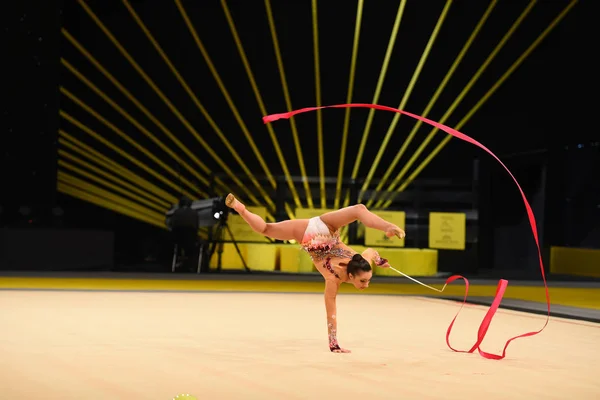 Turnerinnen treten bei Wettkampf der rhythmischen Sportgymnastik auf — Stockfoto