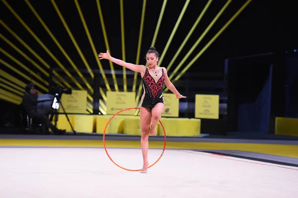 Gymnast girl perform at rhythmic gymnastics competition — Stock Photo, Image