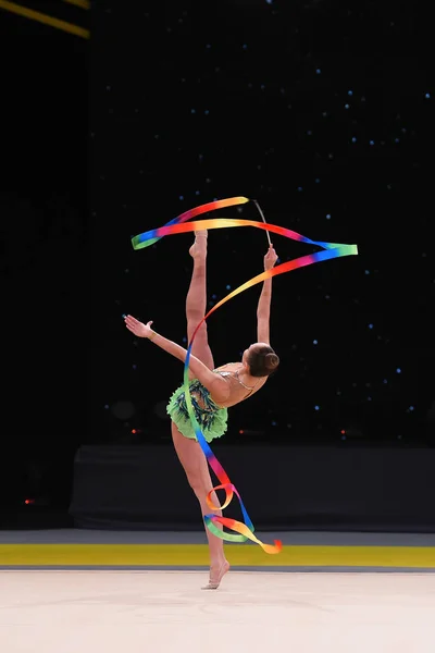 Chica gimnasta realizar en la competencia de gimnasia rítmica —  Fotos de Stock