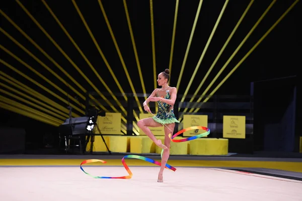 Turnerinnen treten bei Wettkampf der rhythmischen Sportgymnastik auf — Stockfoto