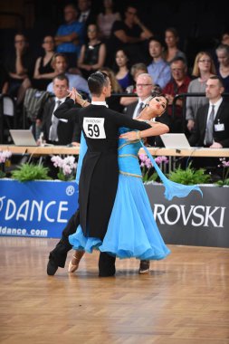 Alman Açık Şampiyonası 'nda Grand Slam Standart sırasında dans eden kimliği belirsiz bir çift.