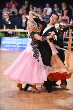 Alman Açık Şampiyonası 'nda Grand Slam Standart sırasında dans eden kimliği belirsiz bir çift.