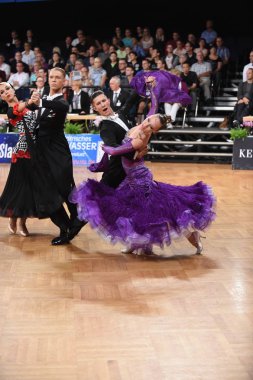 Alman Açık Şampiyonası 'nda Grand Slam Standart sırasında dans eden kimliği belirsiz bir çift.