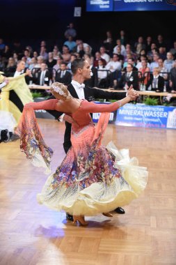 Alman Açık Şampiyonası 'nda Grand Slam Standart sırasında dans eden kimliği belirsiz bir çift.