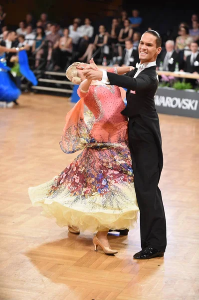 An unidentified dance couple in a dance pose during Grand Slam Standart at German Open Championship — Stock Photo, Image