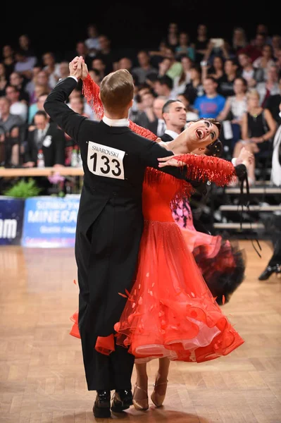 Um casal de dança não identificado em uma pose de dança durante o Grand Slam Standart no Campeonato Aberto Alemão — Fotografia de Stock