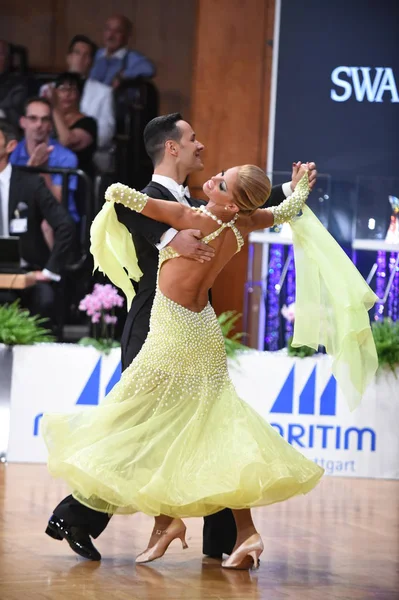 Een onbekend danspaar in een danspost tijdens Grand Slam Standart op het Duitse Open Kampioenschap — Stockfoto