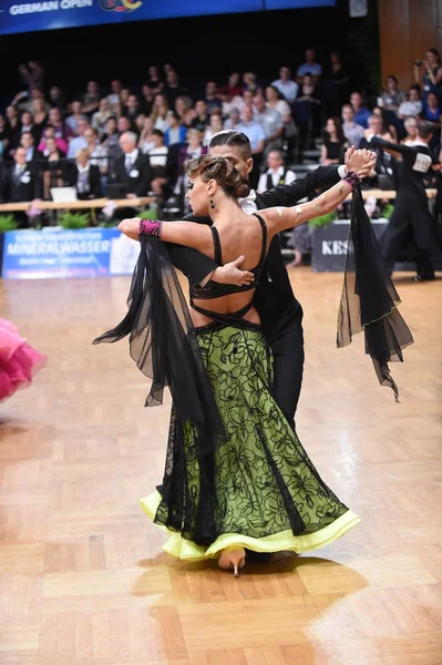 Una pareja de baile no identificada en una pose de baile durante el Grand Slam Standart en el Campeonato Abierto de Alemania —  Fotos de Stock