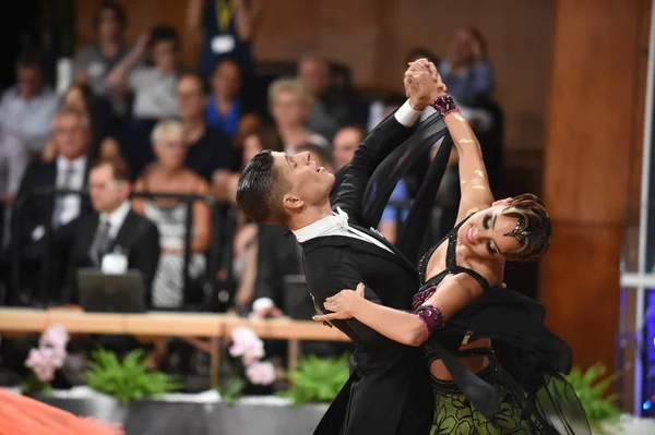 Una coppia di ballerini non identificati in posa durante il Grande Slam Standart al German Open Championship — Foto Stock