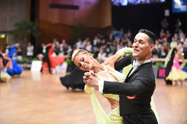 Una pareja de baile no identificada en una pose de baile durante el Grand Slam Standart en el Campeonato Abierto de Alemania — Foto de Stock