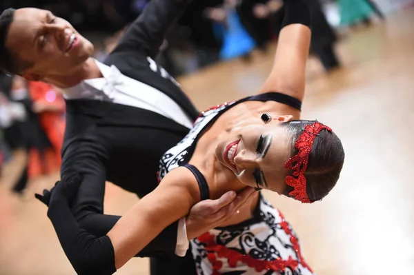 Una pareja de baile no identificada en una pose de baile durante el Grand Slam Standart en el Campeonato Abierto de Alemania —  Fotos de Stock