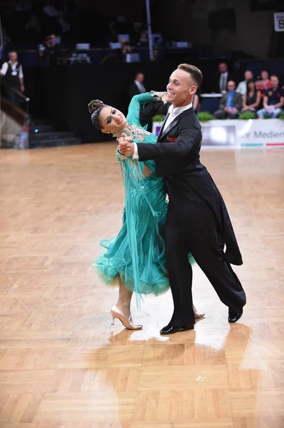 Un couple de danse non identifié dans une pose de danse pendant le Grand Chelem Standart au Championnat d'Allemagne Ouvert — Photo