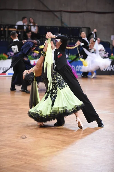 Una pareja de baile no identificada en una pose de baile durante el Grand Slam Standart en el Campeonato Abierto de Alemania —  Fotos de Stock