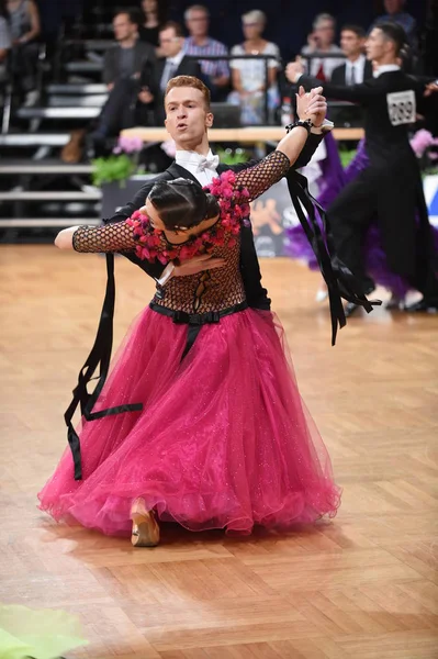 An unidentified dance couple in a dance pose during Grand Slam Standart at German Open Championship — Stock Photo, Image