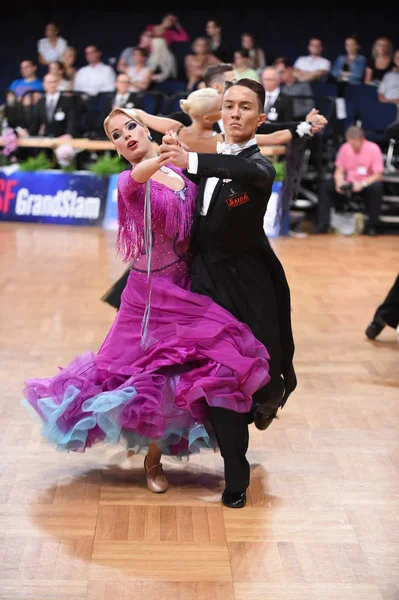 Una pareja de baile no identificada en una pose de baile durante el Grand Slam Standart en el Campeonato Abierto de Alemania — Foto de Stock